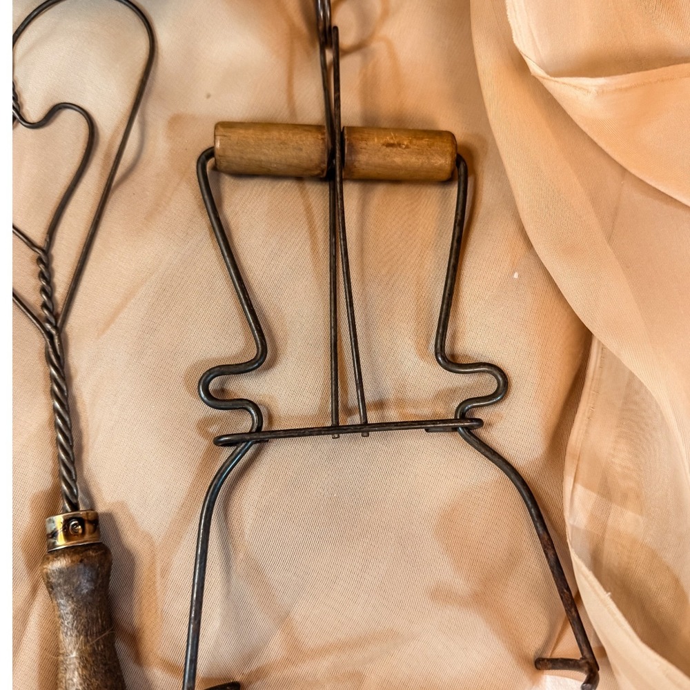 Antique wooden and wire rug‎ beaters - Picture 2 of 4